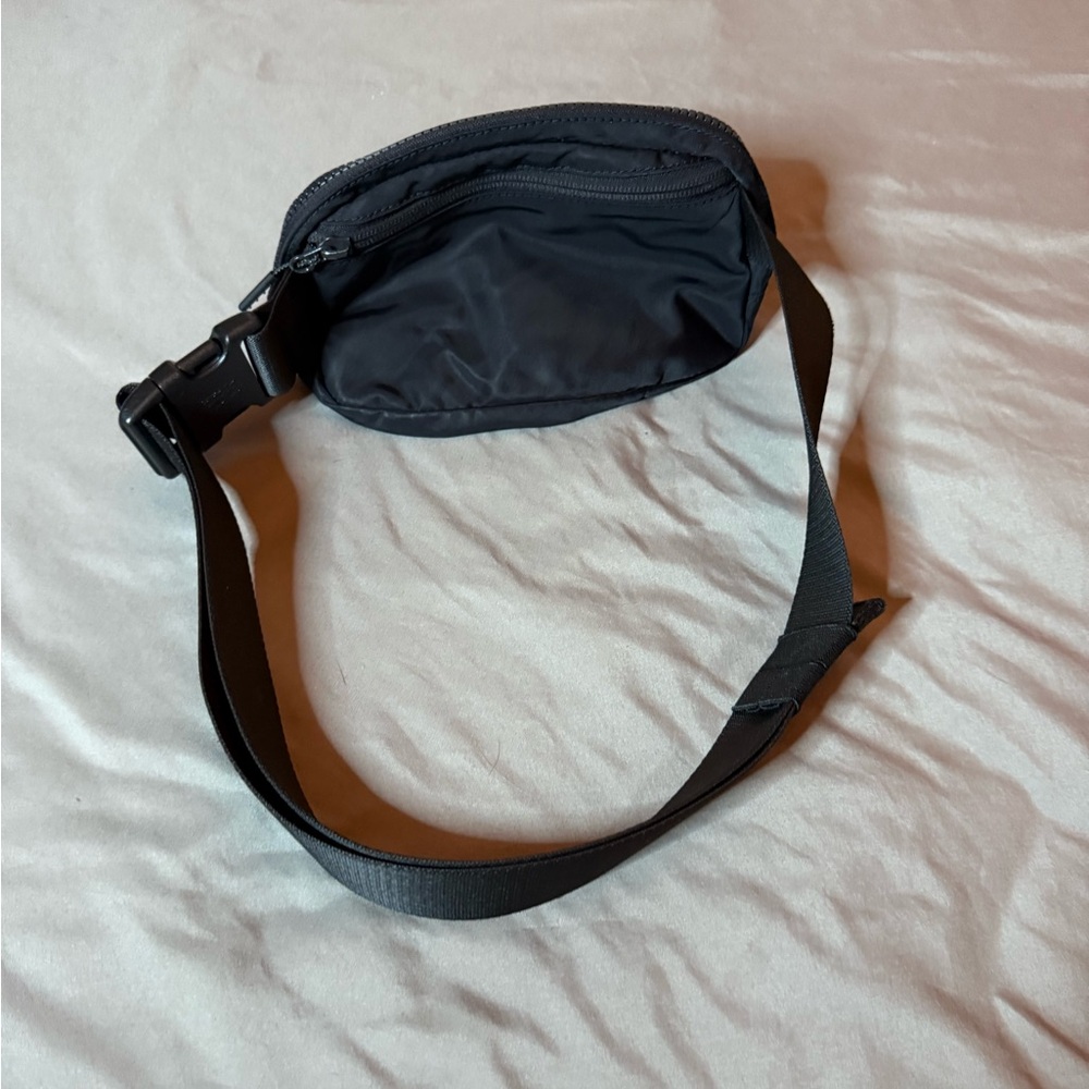 Lululemon Everywhere Belt Bag 🖤 🍋‎ - Picture 10 of 10